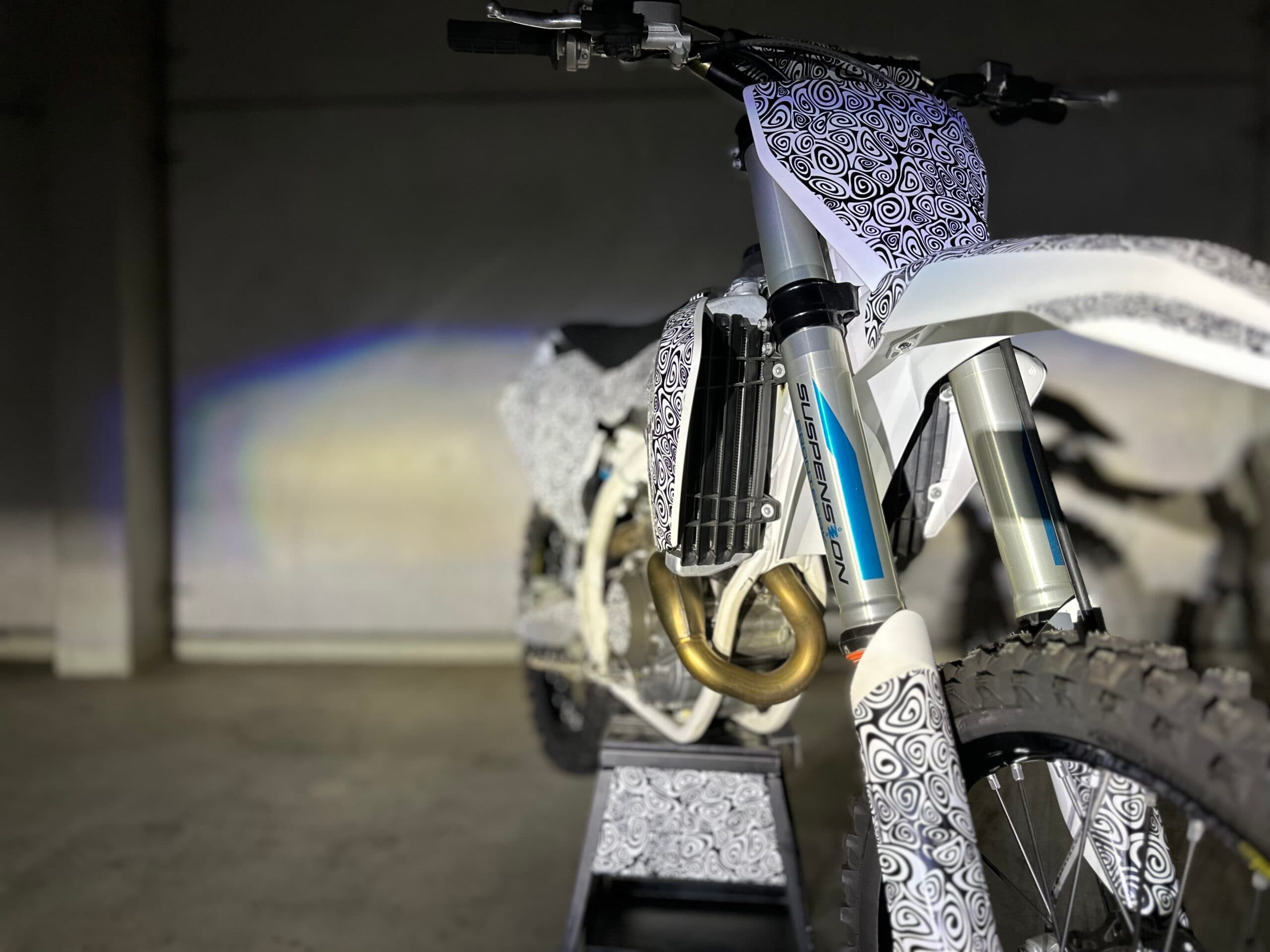 Motocross Motorrad mit Suspension Tech Gabel